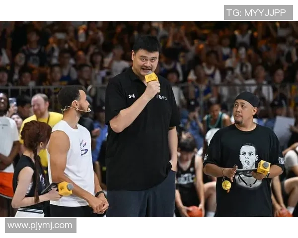 姚明亲临北京赛场助威篮球盛事展现体育精神与热情