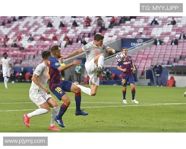 足球明星各具风采的踢球姿势展现与技巧解析