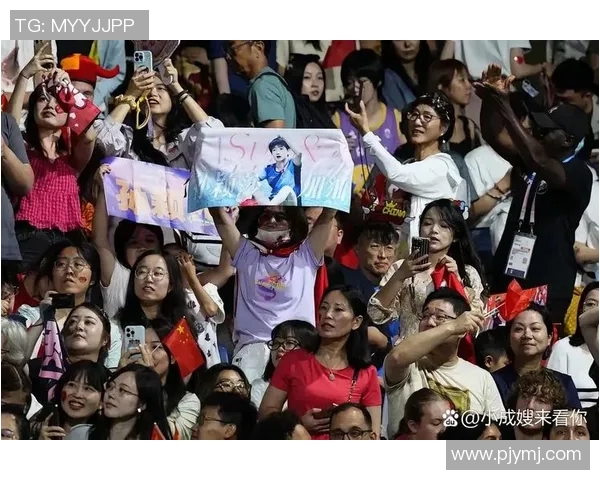 美女们沉醉于足球明星的精彩踢球瞬间热情互动引发全场欢呼