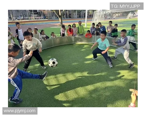 足球明星温情瞬间抱小孩高清图片展现亲情与运动的完美结合 足球明星温情瞬间抱小孩高清图片展现亲情与运动的完美结合